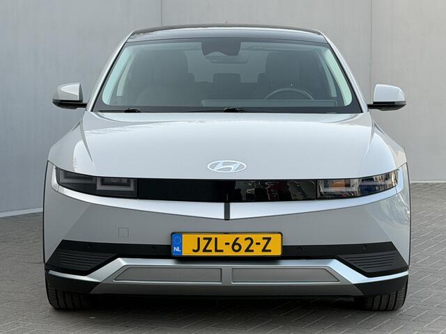 Hyundai IONIQ 5 Connect+ 77.4 kWh / SOH 100% / Panoramadak / Fabrieksgarantie tot 11-2028 / 8 Jaar Batterij Garantie / Warmtepomp / Dodehoek Detectie / Navigatie / Apple Carplay & Android Auto / Stoel Verwarming / Stuurwiel Verwarming / DAB / Elektr. Verstelbare Stoele