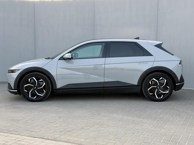 Hyundai IONIQ 5 Connect+ 77.4 kWh / SOH 100% / Panoramadak / Fabrieksgarantie tot 11-2028 / 8 Jaar Batterij Garantie / Warmtepomp / Dodehoek Detectie / Navigatie / Apple Carplay & Android Auto / Stoel Verwarming / Stuurwiel Verwarming / DAB / Elektr. Verstelbare Stoele