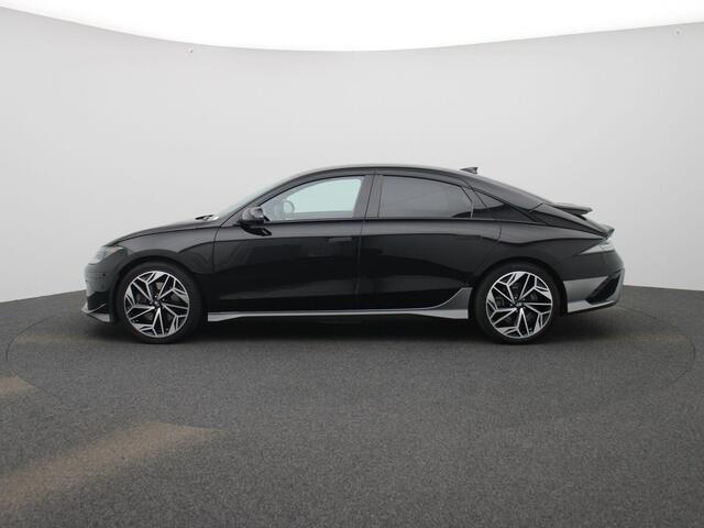 Hyundai IONIQ 6 77,4 kWh Balance | Verwarmd stuurwiel | Verwarmde achterbank | Zwarte binnenhemel | Geventileerde voorstoelen | Bestuurdersstoel met geheugen | Bose speakersysteem | Privacy glass | Head up display | Climate Control / ECC | Licht metalen velgen 19 inch 