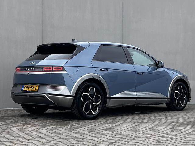 Hyundai IONIQ 5 Lounge 77.4 kWh Automaat / SOH 100% / 8 jaar Batterij garantie / Dealer onderhouden / Fabrieksgarantie tot 01-2028 / HUD / Warmtepomp / WLTP 507km / CCS snel laden / Camera 360° / Leder / Elektr. stoelen & klep /