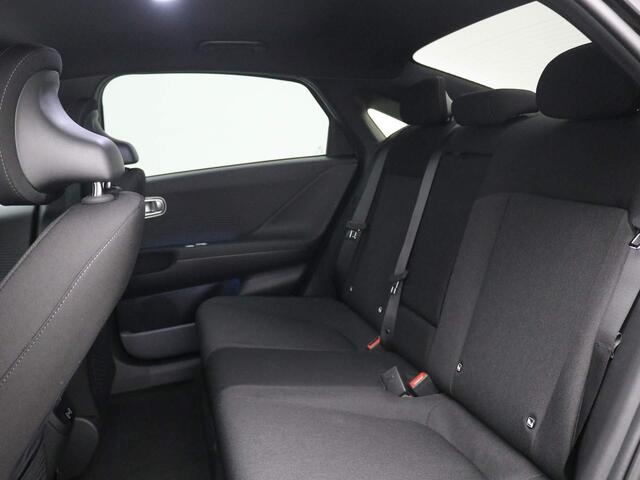 Hyundai IONIQ 6 Connect 77.4 kWh / Rijklaarprijs ¤39.790,- / ¤16.500,- korting / 614 km bereik WLTP / Navigatie met Apple carplay & Android auto / Elektrische stoelen /