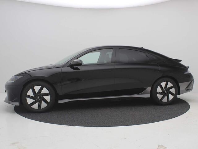 Hyundai IONIQ 6 Connect 77.4 kWh / Rijklaarprijs ¤39.790,- / ¤16.500,- korting / 614 km bereik WLTP / Navigatie met Apple carplay & Android auto / Elektrische stoelen /