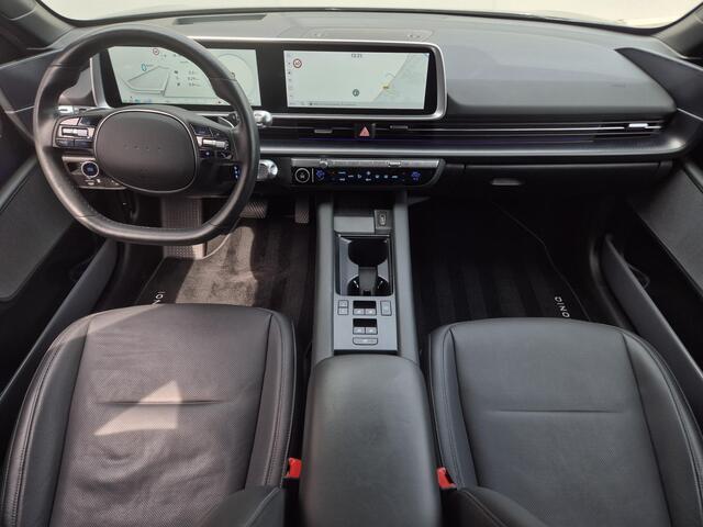 Hyundai IONIQ 6 Lounge 77.4 kWh Automaat / SOH 100% / Fabrieksgarantie tot 03-2028 / Dealer onderhouden / CCS snellader / Elektrische stoelen met Relax / Head Up Display / warmtepomp / Camera / Apple Carplay Android / 18" LM wielen / Stuur- Stoel & Achterbank verwarmin