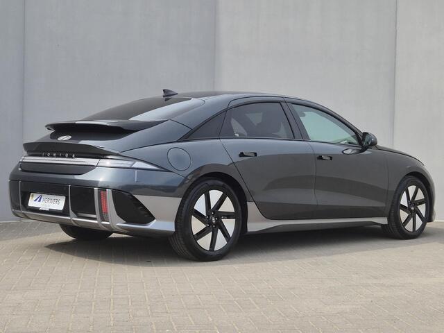 Hyundai IONIQ 6 Lounge 77.4 kWh Automaat / SOH 100% / Fabrieksgarantie tot 03-2028 / Dealer onderhouden / CCS snellader / Elektrische stoelen met Relax / Head Up Display / warmtepomp / Camera / Apple Carplay Android / 18" LM wielen / Stuur- Stoel & Achterbank verwarmin