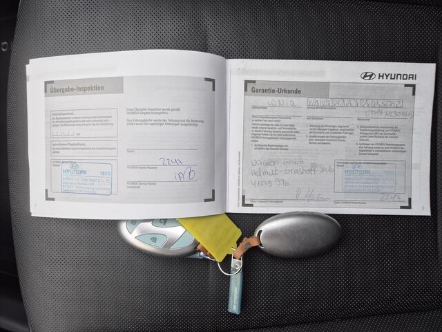 Hyundai IONIQ 6 Lounge 77.4 kWh Automaat / SOH 100% / Fabrieksgarantie tot 03-2028 / Dealer onderhouden / CCS snellader / Elektrische stoelen met Relax / Head Up Display / warmtepomp / Camera / Apple Carplay Android / 18" LM wielen / Stuur- Stoel & Achterbank verwarmin