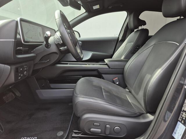 Hyundai IONIQ 6 Lounge 77.4 kWh Automaat / SOH 100% / Fabrieksgarantie tot 03-2028 / Dealer onderhouden / CCS snellader / Elektrische stoelen met Relax / Head Up Display / warmtepomp / Camera / Apple Carplay Android / 18" LM wielen / Stuur- Stoel & Achterbank verwarmin