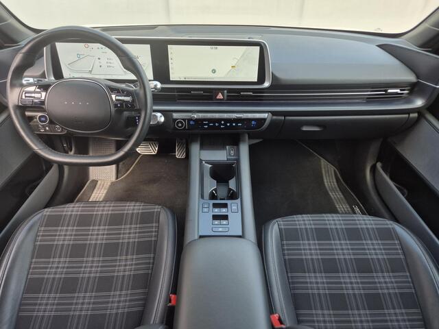 Hyundai IONIQ 6 First Edition AWD 77.4 kWh / SOH 100% / Fabrieksgarantie tot 02-2028 / Dealer onderhouden / CCS snelladen / WLTP bereik 519 km bereik stad 658 / Head Up Display / Trekgewicht 1.500 kg / Glazen schuif- en kanteldak / Stuur- Stoel & Achterbank verwarming 