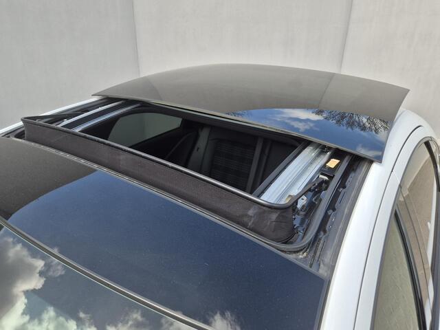 Hyundai IONIQ 6 First Edition AWD 77.4 kWh / SOH 100% / Fabrieksgarantie tot 02-2028 / Dealer onderhouden / CCS snelladen / WLTP bereik 519 km bereik stad 658 / Head Up Display / Trekgewicht 1.500 kg / Glazen schuif- en kanteldak / Stuur- Stoel & Achterbank verwarming 