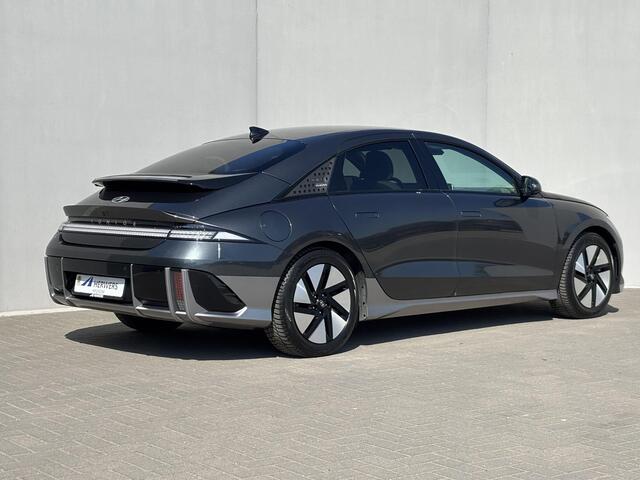 Hyundai IONIQ 6 Connect 77.4 kWh / SOH 100% / Fabrieksgarantie tot 11-2028 / CCS snellader / All season banden / Elektrisch verstelbare stoel / Stuur-, Stoel & Achterbankverwarming / warmtepomp / Trekgewicht 1500 kg / Keyless Entry/Start /