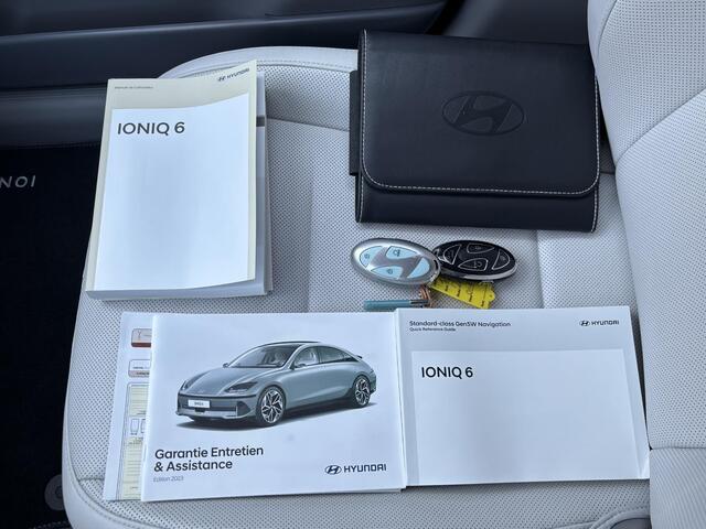 Hyundai IONIQ 6 Connect 77.4 kWh / SOH 100% / Fabrieksgarantie tot 11-2028 / CCS snellader / All season banden / Elektrisch verstelbare stoel / Stuur-, Stoel & Achterbankverwarming / warmtepomp / Trekgewicht 1500 kg / Keyless Entry/Start /