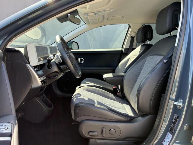 Hyundai IONIQ 5 Connect 77.4 kWh Automaat / Fabrieksgarantie tot 02-2028 / 8 jaar Batterijgarantie / Warmtepomp / dealer onderhouden / Elektrische stoelen/Achterklep / Apple Carplay/Android Auto / Stuur-, stoelverwarming / 19" LM /