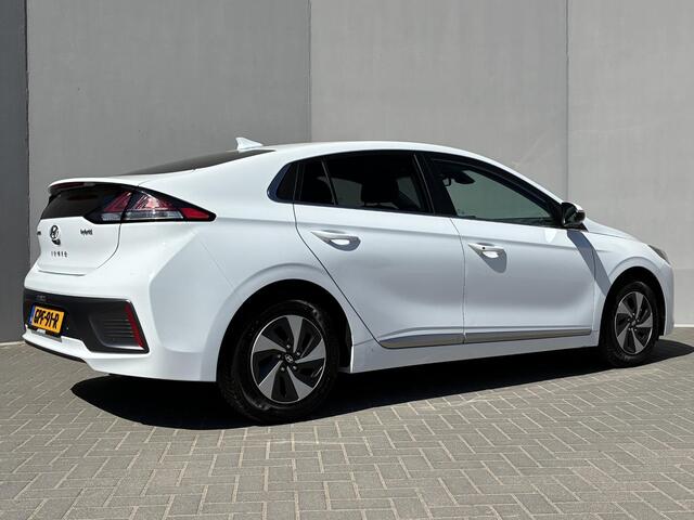 Hyundai IONIQ 1.6 GDi Comfort Smart / Fabrieksgarantie t/m 4-2027 / Dealer onderhouden / Stoel-/Stuurverwarming / Apple Carplay/Android Auto / Navigatie /