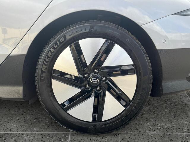 Hyundai IONIQ 6 Lounge 77.4kWh 228pk | LEDER | 800VOLT ULTRA SNELLADEN | ELEK. VERSTELBARE STOELEN | MEMORY FUNCTIE | 360° CAMERA | APPLE CARPLAY / ANDROID AUTO | ADAPTIVE CRUISE | STOEL + STUURVERW. |
