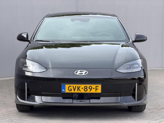 Hyundai IONIQ 6 Connect 77.4 kWh / SOH 100% / Fabrieksgarantie tot 12-2029 / HUD / Adaptieve Cruise / Warmtepomp / Navigatie / Camera / Dodehoek Detectie / Elektr. Stoel / Elektr. Achterklep / Stoel & Stuurwiel Verwarming / CCS Snelladen /