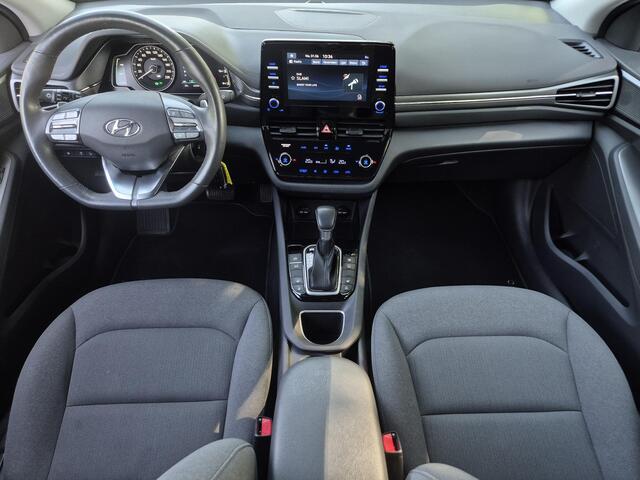 Hyundai IONIQ 1.6 GDi PHEV Comfort / All season banden / Stuur- & Stoelverwarming / Navigatie via Apple Carplay of Android Auto / Achteruitrijcamera / Cruise control / Parkeersensoren achter / Climate control /