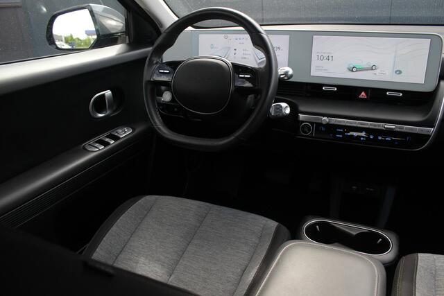Hyundai IONIQ 5 Connect AWD 77.4 kWh | Incl. 12 Maanden garantie | Trekhaak | Adaptieve Cruise | Climate Control | Apple Carplay/Android Auto | Stoelverwarming | Stuurverwarming | Elektrische voorstoel | Parkeersensoren | Parkeercamera |