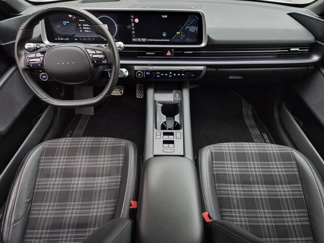 Hyundai IONIQ 6 First Edition AWD 77.4 kWh / SOH 100% / Dealer onderhouden / Fabrieksgarantie tot 02-2028 / CCS snelladen / warmtepomp / Stuur- Stoel & Achterbank verwarming / Glazen schuif- en kanteldak / WLTP bereik 519 km bereik stad 658 km / Head Up Display / Rondo