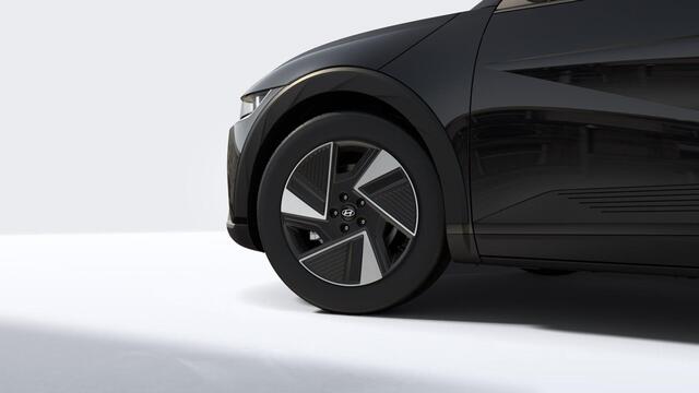 Hyundai IONIQ 5 Standard Range Pure Edition 63 kWh / ¤2000,- Voordeel / Stoelverwarming Voor + Achter / Stuurverwarming / BOSE Audio / Achteruitrijcamera / Elek. Achterklep / LED Verlichting /