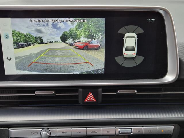 Hyundai IONIQ 6 Connect 53 kWh / SOH 100% / warmtepomp / Dealer onderhouden / Fabrieksgarantie tot 08-2028 / CCS snelladen / All season banden / Head Up Display / WLTP bereik 429 km bereik stad 589 km / Achteruitrijcamera / Apple Carplay Android Auto /