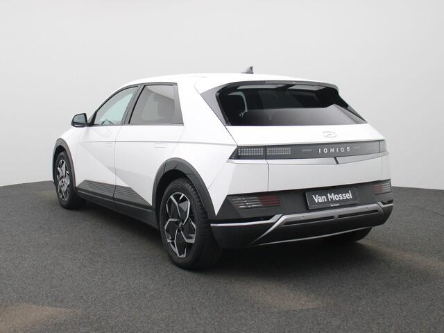 Hyundai IONIQ 5 77.4kWh Core 230Pk | WLTP 507 km | Navigatie | Apple & Android Carplay | Climate Control | Parkeersensoren Voor & Achter | Trekhaak | Achteruitrijcamera | Stoelverwarming | Adaptieve Cruise Control |