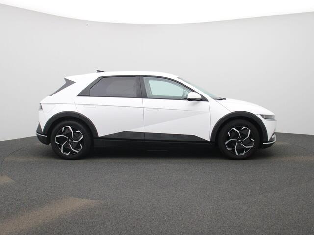 Hyundai IONIQ 5 77.4kWh Core 230Pk | WLTP 507 km | Navigatie | Apple & Android Carplay | Climate Control | Parkeersensoren Voor & Achter | Trekhaak | Achteruitrijcamera | Stoelverwarming | Adaptieve Cruise Control |