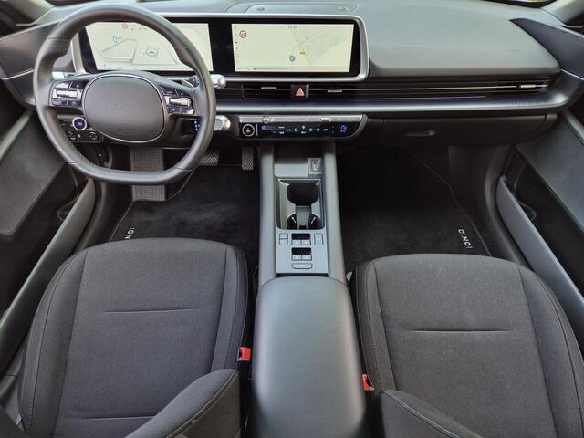 Hyundai IONIQ 6 Connect 77.4 kWh / SOH 100% / Dealer onderhouden / Fabrieksgarantie tot 05-2028 / CCS snelladen / Head Up Display / Stur- Stoel & Achterbank verwarming / Trekgewicht 1500 kg / Elektrische achterklep / Rondomzicht camera / Apple Carplay Android Auto /