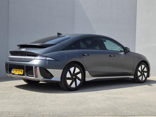 Hyundai IONIQ 6 Connect 77.4 kWh / SOH 100% / Dealer onderhouden / Fabrieksgarantie tot 05-2028 / CCS snelladen / Head Up Display / Stur- Stoel & Achterbank verwarming / Trekgewicht 1500 kg / Elektrische achterklep / Rondomzicht camera / Apple Carplay Android Auto /