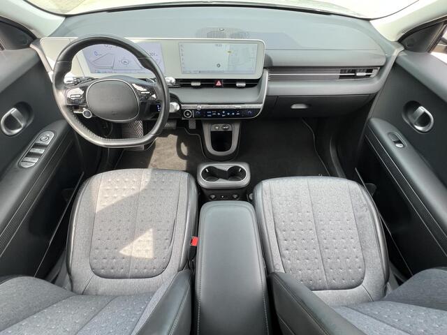 Hyundai IONIQ 5 Connect 77.4 kWh / Fabrieksgarantie tot 05-2028 / Accu SoH 100 % / 1.600 kg trekgewicht / WLTP 507 km stad 710 km / CCS snel laden / Elektr. stoelen & klep / Stuur-, stoel- en achterbankverwarming / 19" LM wielen /