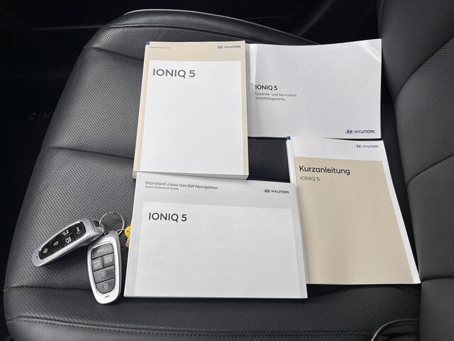 Hyundai IONIQ 5 Lounge 77.4 kWh / Dealer Onderhouden/ Accu SoH 96 % / WLTP 507 km / CCS Snel Laden / Lederen Bekleding / Stoelventilatie / Elektr. Voorstoelen / Elektrische Achterklep / Stuur-, Stoel- & Achterbankverwarming / Achteruitrijamera / Navi / Apple Carplay & Android Auto / 19" LM wielen / Winterwielenset /