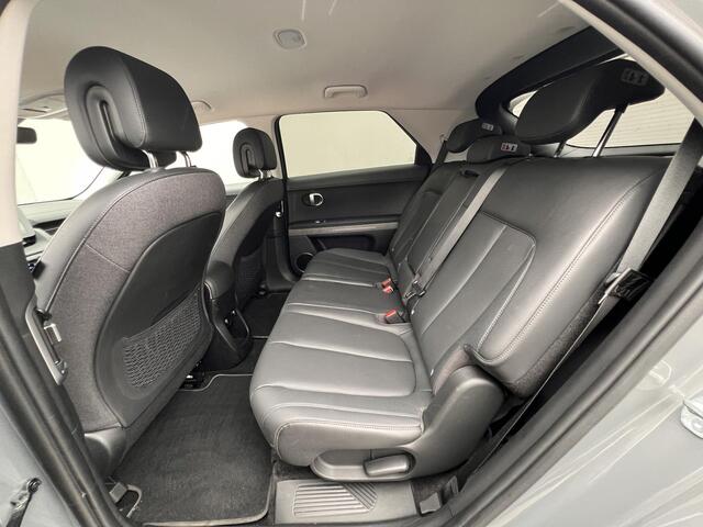 Hyundai IONIQ 5 Lounge 77.4 kWh / Dealer Onderhouden/ Accu SoH 96 % / WLTP 507 km / CCS Snel Laden / Lederen Bekleding / Stoelventilatie / Elektr. Voorstoelen / Elektrische Achterklep / Stuur-, Stoel- & Achterbankverwarming / Achteruitrijamera / Navi / Apple Carplay & Android Auto / 19" LM wielen / Winterwielenset /