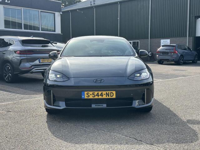 Hyundai IONIQ 6 First Edition AWD 77.4 kWh SOH 100% | PANO | STOEL VERWAMRING VOOR & ACHTER | MEM. SEAT | ELEK. STOELEN | BOSE BOXEN | 360 CAMERA | FABRIEKS GARANTIE TM 03-2028 | RIJKLAAR ! |