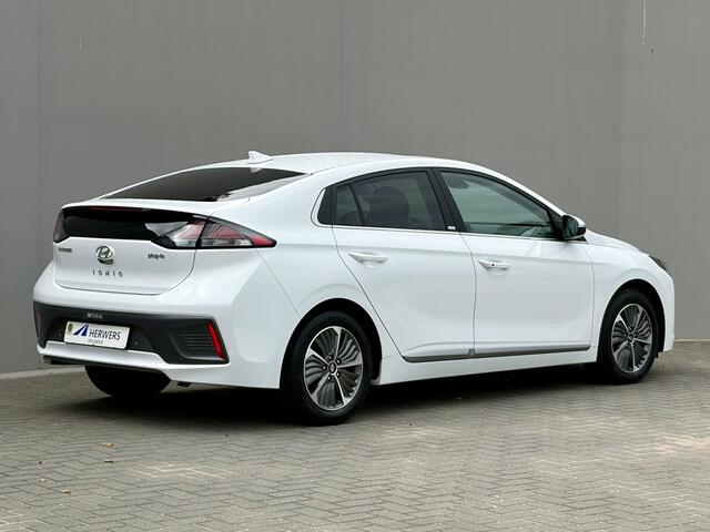 Hyundai IONIQ 1.6 GDi PHEV Premium Sky / Plug-in / Dealer Onderhouden / SOH 93,15% / Infinity Audio / Panorama/Schuifdak / All Season Banden / Navigatie / Camera / Android Auto/Apple Carplay / Cruise Control Adaptief / Stuur & Stoelverwarming /