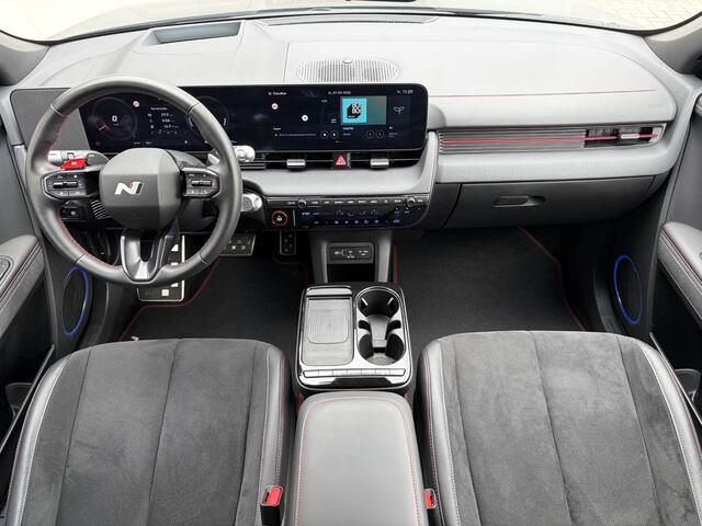 Hyundai IONIQ 5 N Line 84 kWh / SOH 99% / Dealer onderhouden / Accugarantie tot 05-2033 / CCS snelladen / All season banden / Warmtepomp / Rondomzicht camera / Trekgewicht 1600 kg / Head Up Display / Bose Audio Systeem / Stuur- Stoel & Achterbank verwarming / Stoelventilatie /