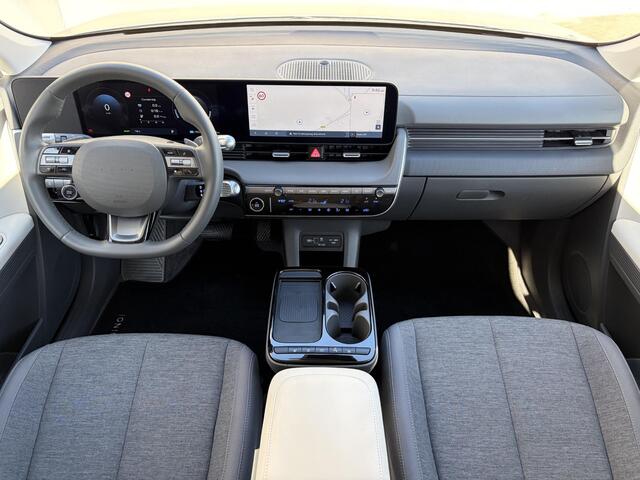 Hyundai IONIQ 5 Connect+ Limited 84 kWh / Fabrieksgarantie tot 06-2030 / SOH 99,1% / Warmtepomp CCS Snel laden / 1.600 kg Trekgewicht / Stoel en stuurverwarming / All Season Banden / Elektrische voorstoelen / Navigatie / Apple Carplay & Android Auto / Achteruitrijcamera / Rondom sensoren /
