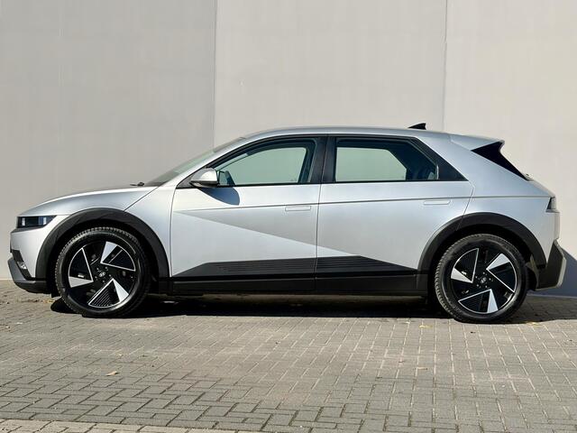 Hyundai IONIQ 5 Connect+ Limited 84 kWh / Fabrieksgarantie tot 06-2030 / SOH 99,1% / Warmtepomp CCS Snel laden / 1.600 kg Trekgewicht / Stoel en stuurverwarming / All Season Banden / Elektrische voorstoelen / Navigatie / Apple Carplay & Android Auto / Achteruitrijcamera / Rondom sensoren /