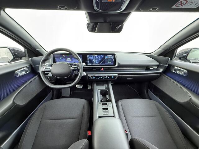 Hyundai IONIQ 6 77.4kWh 229PK Trekhaak SOH 100% Warmtepomp Adap.Cruise Head-Up Stoel+Achterbank+Stuur Verwarming Camera Navi Pdc Apple Carplay Android Auto Ecc Connect Elek. Achterklep Privacy Glas Lmv Led Lane Assist 1.500KG Trekgewicht 1e Eigenaar Origineel Nederlandse Auto