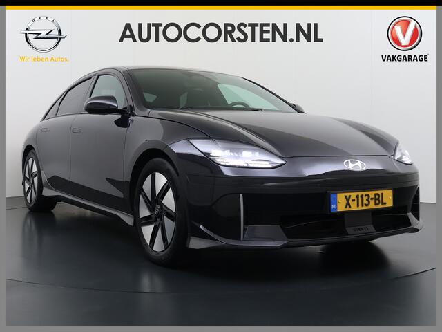 Hyundai IONIQ 6 77.4kWh 229PK Trekhaak SOH 100% Warmtepomp Adap.Cruise Head-Up Stoel+Achterbank+Stuur Verwarming Camera Navi Pdc Apple Carplay Android Auto Ecc Connect Elek. Achterklep Privacy Glas Lmv Led Lane Assist 1.500KG Trekgewicht 1e Eigenaar Origineel Nederlandse Auto