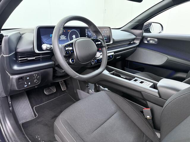 Hyundai IONIQ 6 77.4kWh 229PK Trekhaak SOH 100% Warmtepomp Adap.Cruise Head-Up Stoel+Achterbank+Stuur Verwarming Camera Navi Pdc Apple Carplay Android Auto Ecc Connect Elek. Achterklep Privacy Glas Lmv Led Lane Assist 1.500KG Trekgewicht 1e Eigenaar Origineel Nederlandse Auto