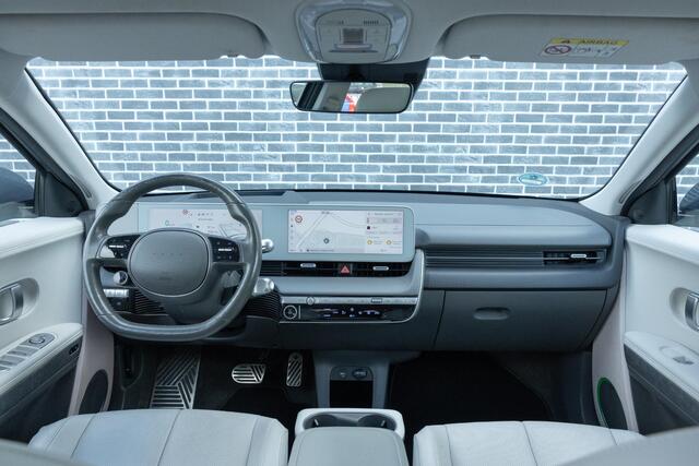 Hyundai IONIQ 5 Lounge 73kWh | Trekhaak | Warmtepomp | Panoramadak | 360 Graden Camera | Lederen Bekleding | Stoelventilatie | Stoelverwarming voor en achter | Keyless Entry | Elektrische Achterklep | Cruise Control Adaptief | Dodehoekdetectie | Navigatie | Apple Carplay | Android Auto