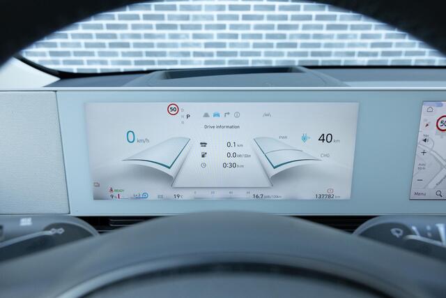 Hyundai IONIQ 5 Lounge 73kWh | Trekhaak | Warmtepomp | Panoramadak | 360 Graden Camera | Lederen Bekleding | Stoelventilatie | Stoelverwarming voor en achter | Keyless Entry | Elektrische Achterklep | Cruise Control Adaptief | Dodehoekdetectie | Navigatie | Apple Carplay | Android Auto