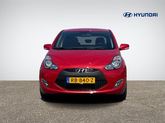Hyundai IX20 1.4i Go! | Trekhaak | Navigatie | Achterbank Verstelbaar | Airco | Bluetooth Tel. | Elek. Ramen + Spiegels | Rijklaarprijs!