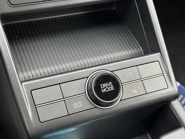 Hyundai Kona Electric Comfort 65.4 kWh + Warmtepomp / Warmtepomp + batterijverwarming / 3-fase Laden / Navigatie / Keyless Entry & Start en Go / Adaptieve Cruise Control /