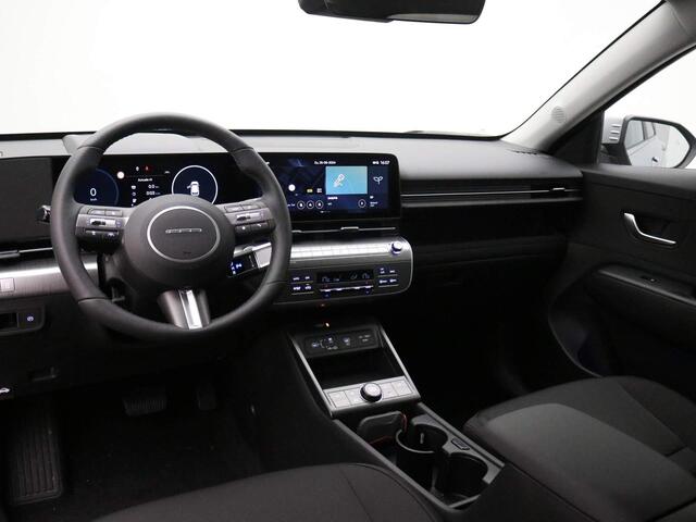 Hyundai Kona Electric Comfort Smart 65.4 kWh / ¤ 2.000,- Subsidie mogelijk* / Warmtepomp / Dodehoek sensor / Navigatie / Achteruitrijcamera / Elektrische achterklep / HUD Display /