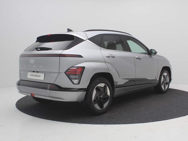 Hyundai Kona Electric Comfort Smart 65.4 kWh / ¤ 2.000,- Subsidie mogelijk* / Warmtepomp / Dodehoek sensor / Navigatie / Achteruitrijcamera / Elektrische achterklep / HUD Display /