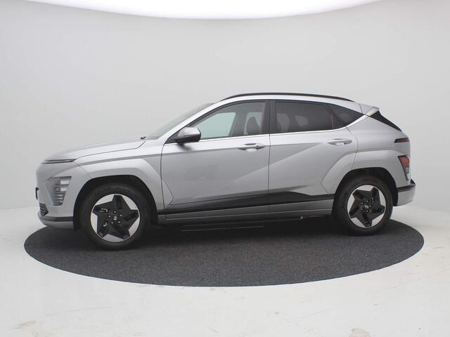 Hyundai Kona Electric Comfort Smart 65.4 kWh / ¤ 2.000,- Subsidie mogelijk* / Warmtepomp / Dodehoek sensor / Navigatie / Achteruitrijcamera / Elektrische achterklep / HUD Display /