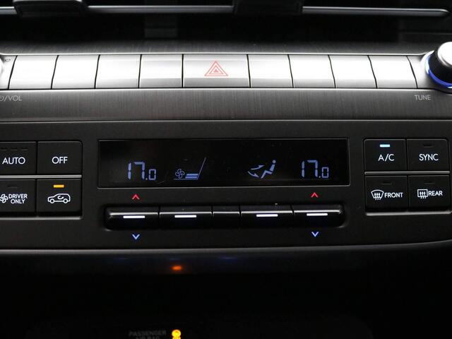 Hyundai Kona Electric Comfort Smart 65.4 kWh / ¤ 2.000,- Subsidie mogelijk* / Warmtepomp / Dodehoek sensor / Navigatie / Achteruitrijcamera / Elektrische achterklep / HUD Display /