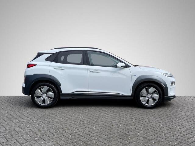 Hyundai Kona EV Premium 64 kWh Sky | Head-Up Display | Stuur- + Stoelverwarming | Leder | Schuif-/Kanteldak | Navigatie | Camera | Adapt. Cruise Control | Rijklaarprijs!