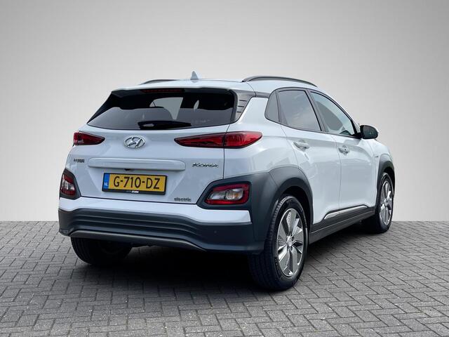 Hyundai Kona EV Premium 64 kWh Sky | Head-Up Display | Stuur- + Stoelverwarming | Leder | Schuif-/Kanteldak | Navigatie | Camera | Adapt. Cruise Control | Rijklaarprijs!