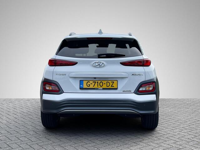 Hyundai Kona EV Premium 64 kWh Sky | Head-Up Display | Stuur- + Stoelverwarming | Leder | Schuif-/Kanteldak | Navigatie | Camera | Adapt. Cruise Control | Rijklaarprijs!