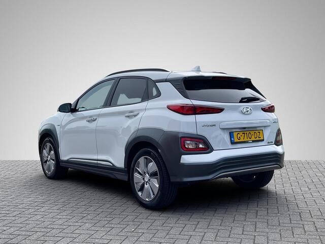 Hyundai Kona EV Premium 64 kWh Sky | Head-Up Display | Stuur- + Stoelverwarming | Leder | Schuif-/Kanteldak | Navigatie | Camera | Adapt. Cruise Control | Rijklaarprijs!